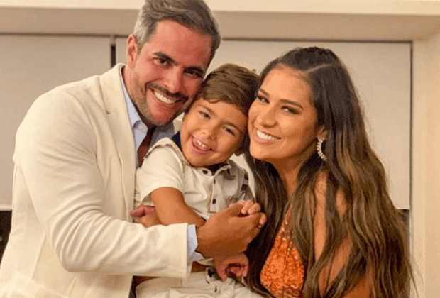 Kaká Diniz se declara para a família em foto de Simone exibindo o barrigão
