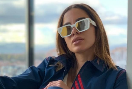 Anitta é flagrada em restaurante e atende pedido inusitado dos fãs