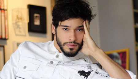 Bruno Fagundes incendeia web com foto de cueca branca molhada