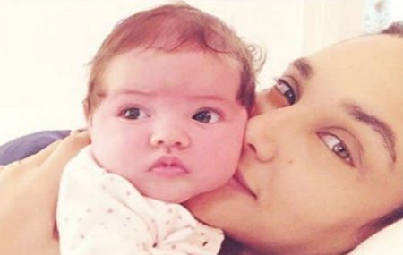 Débora Nascimento surge amamentando a filha e encanta a web