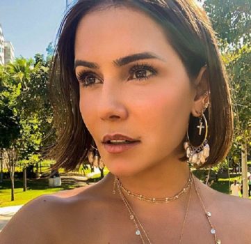 Deborah Secco aparece com os seios à mostra e enlouquece fãs