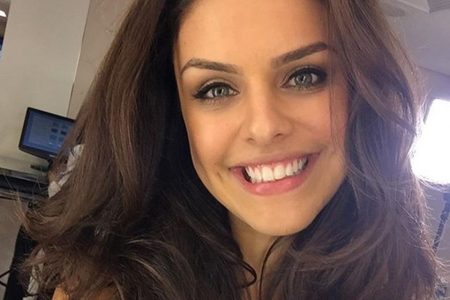 Gótica, Paloma Bernardi faz topless ao lado do namorado