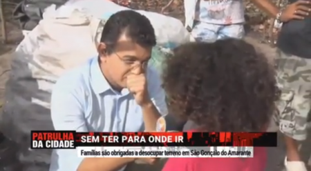 Repórter do SBT vê menina de 5 anos despejada e se emociona