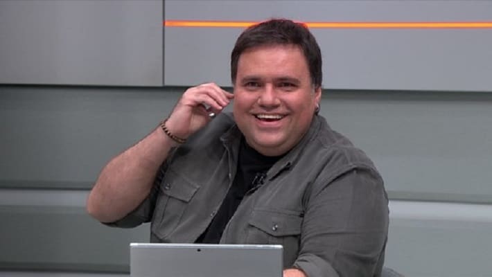 Rodrigo Rodrigues esquece ponto eletrônico no bolso e rouba a cena em programa do SporTV