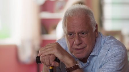 “Bom Sucesso”: Alberto faz proposta de emprego para Paloma