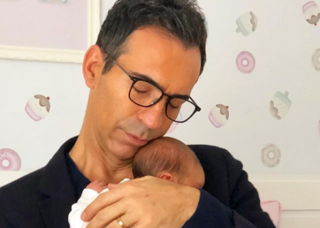 Cesar Tralli derrete a web ao postar nova foto com a filha recém-nascida