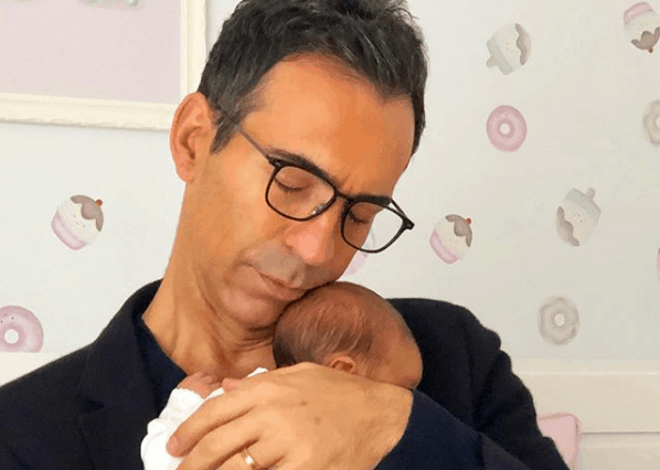 Cesar Tralli derrete a web ao postar nova foto com a filha recém-nascida