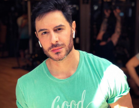 Ricardo Tozzi mostra corpão no Instagram e oferece “serviços gerais”