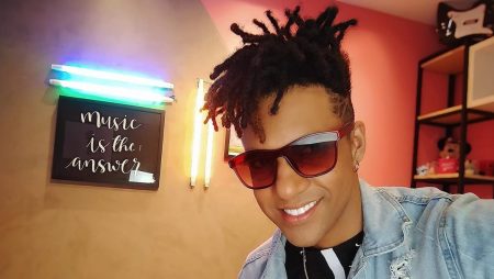 Vinicius D’Black é flagrado em loja popular e tenta se esconder