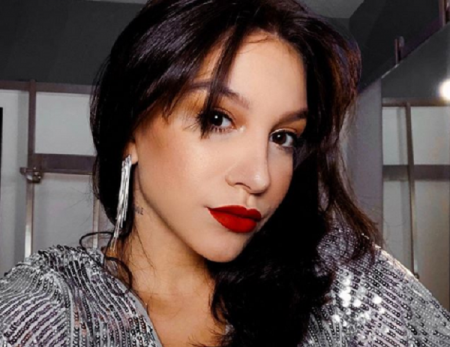 Priscilla Alcantara tenta compor, se distrai e acaba fazendo outra coisa