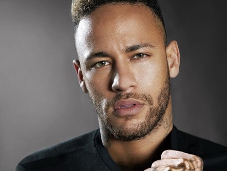 Neymar é acompanhado por portuguesa em show e identidade é revelada