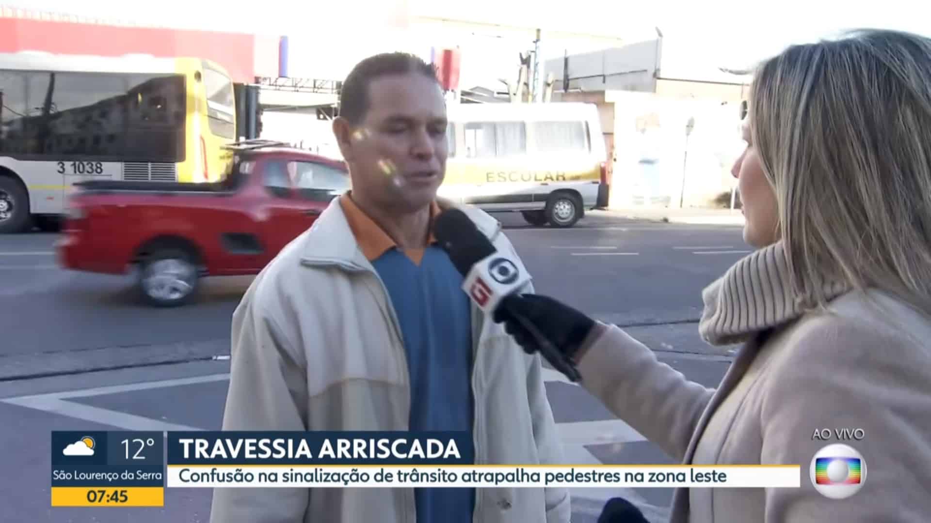 Ao vivo, repórter da Globo salva a vida de pedestre ao atravessar a rua