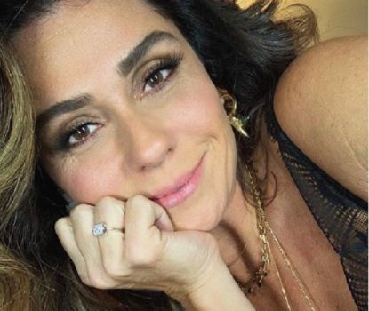 Giovanna Antonelli posa com a família e detalhe chama a atenção