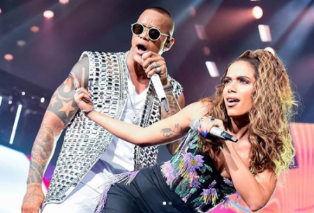 Leo Santana surge rebolando com Anitta e “volume” rouba a cena