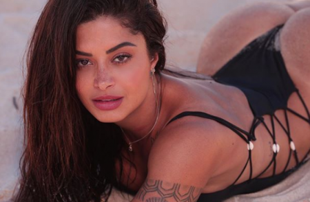 Aline Riscado fica de biquíni e causa com pose direto do Ceará