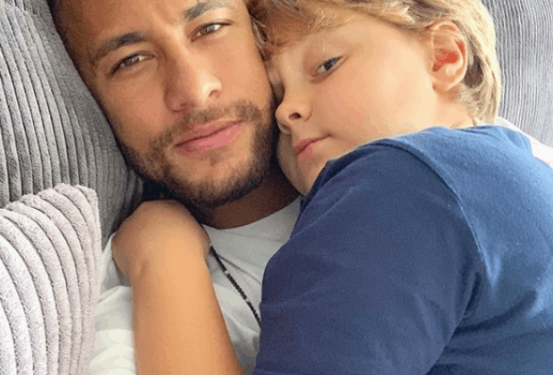 Neymar Jr posta foto de Davi Lucca segurando irmão recém-nascido