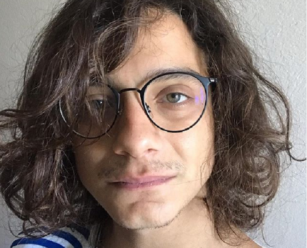 Neto de Irene Ravache, Cadu Libonati surpreende ao surgir usando batom