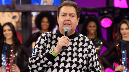 Filho de Faustão posa com a mãe e semelhança com o pai impressiona
