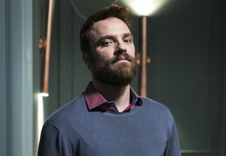 “Órfãos da Terra”: Robson vai ao encontro de Dalila e atira contra a vilã