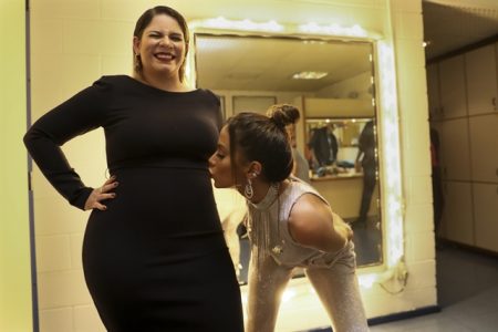 Após polêmica, Anitta surge beijando barriga de Marília Mendonça