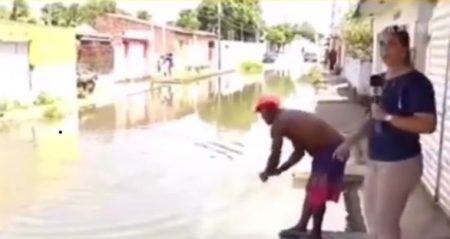 Rua alaga e moradores tiram sarro de problemas em reportagem da Globo