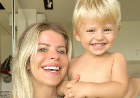 Karina Bacchi mostra o filho chorando e relata perrengue