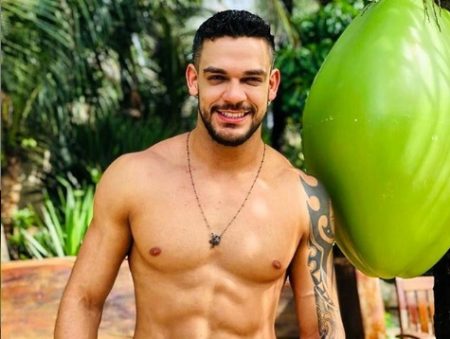 Caíque Aguiar sensualiza e “volume” tira seguidores do sério