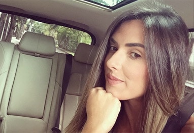 Nicole Bahls causa ao parar o trânsito para fazer selfie com malabarista