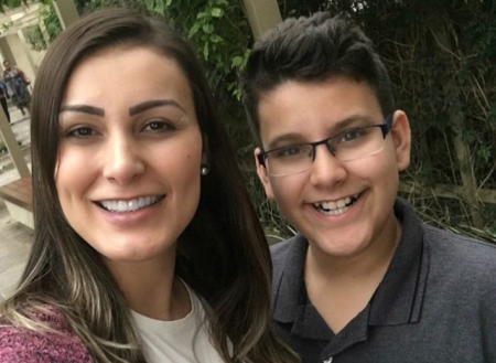 Filho de Andressa Urach aprende a ser cabeleireiro e é acompanhado por ela