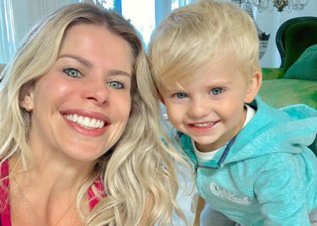 Karina Bacchi encanta seguidores ao posar ao lado do filho Enrico