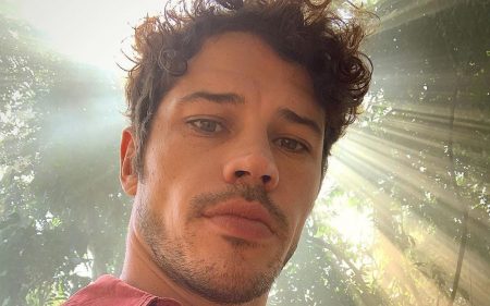 José Loreto sensualiza nu ao ar livre e fãs lembram de Débora Nascimento