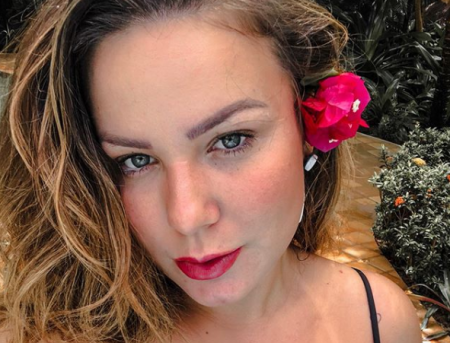 Ex-BBB Maria Claudia divulga fotos atuais na praia e corpão surpreende