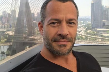 Malvino Salvador celebra aniversário e relembra infância