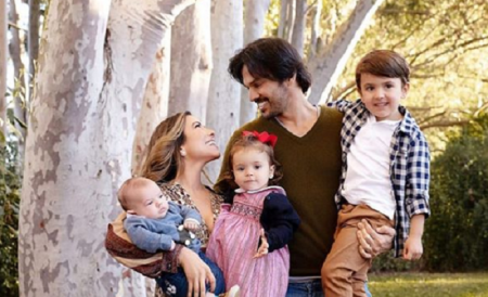 Patrícia Abravanel posa com o marido e os filhos e encanta os seguidores