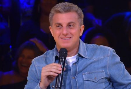 Luciano Huck reage após ser cantado por homem durante o “Caldeirão”