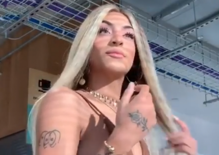 Pabllo Vittar tira tudo e surge só de cueca na cama