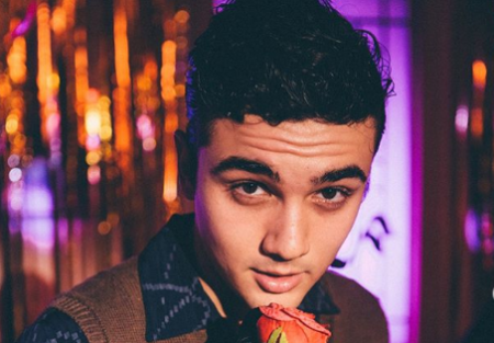 Ator de “Bom Sucesso” provoca em foto seminu e sugere mostrar tudo