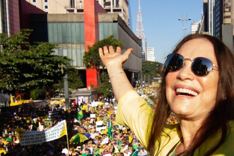 Regina Duarte comemora manifestações contra a Lei de Abuso de Autoridade