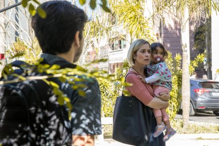 “Malhação”: Lígia flagra Tadeu com Nina nos braços