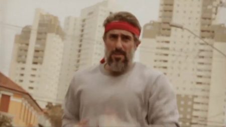 Marcos Mion incorpora Sylvester Stallone para divulgar “A Fazenda 2019”