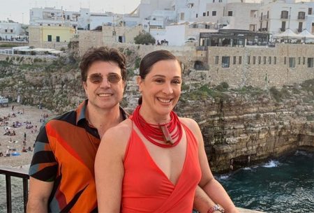 Claudia Raia mostra melhores momentos de viagem com o marido