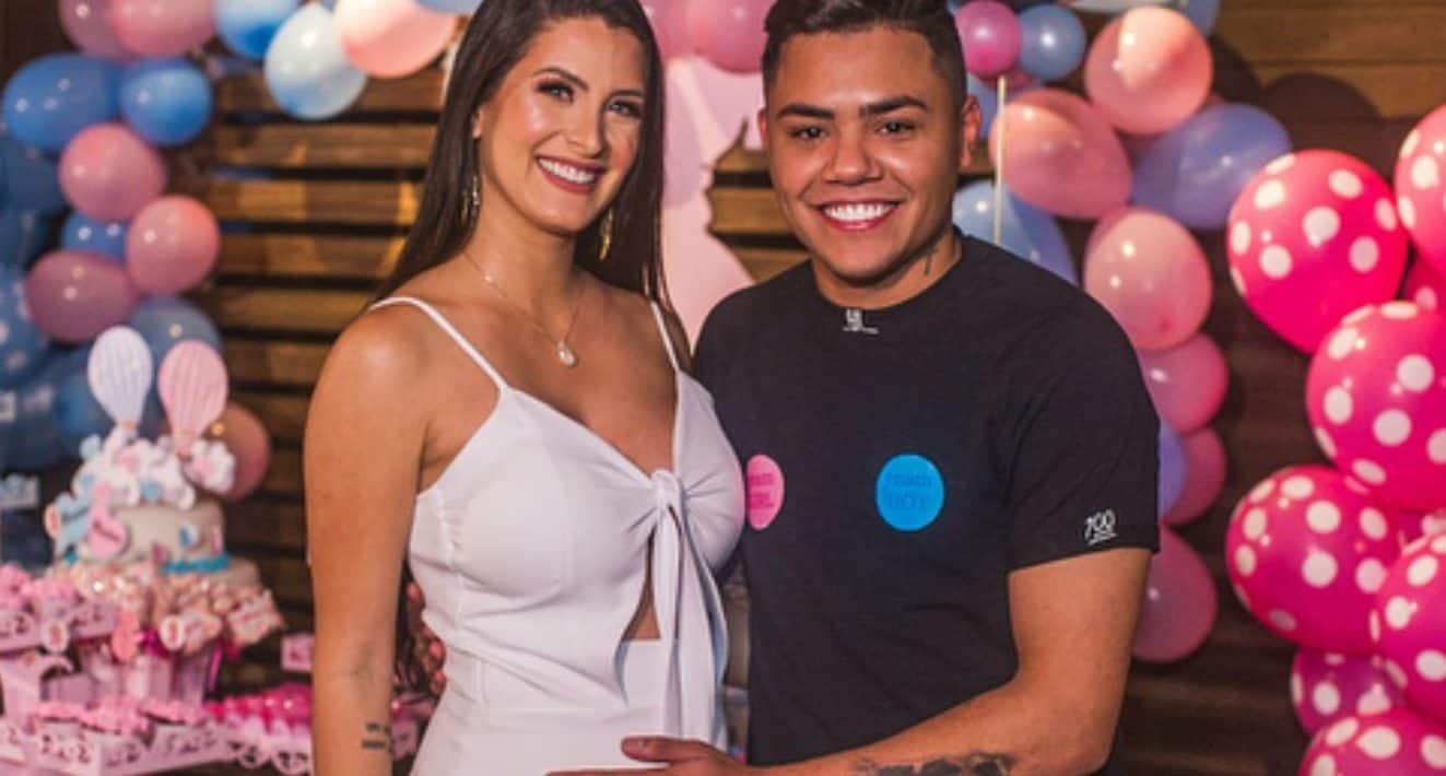 Felipe Araújo é visto curtindo festa ao lado de ex-namorada