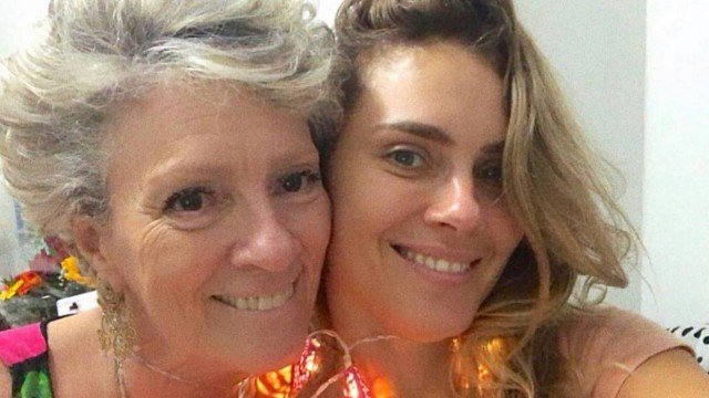 De luto, Carolina Dieckmann lembra da mãe e fala sobre dor