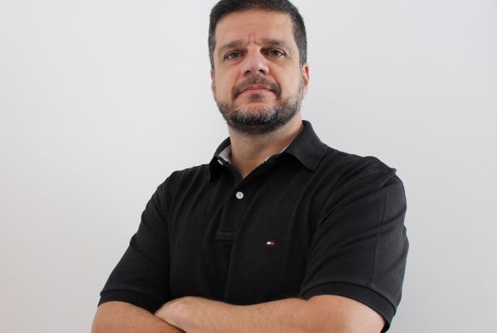 Ex-comentarista da Globo inicia processo contra a Record