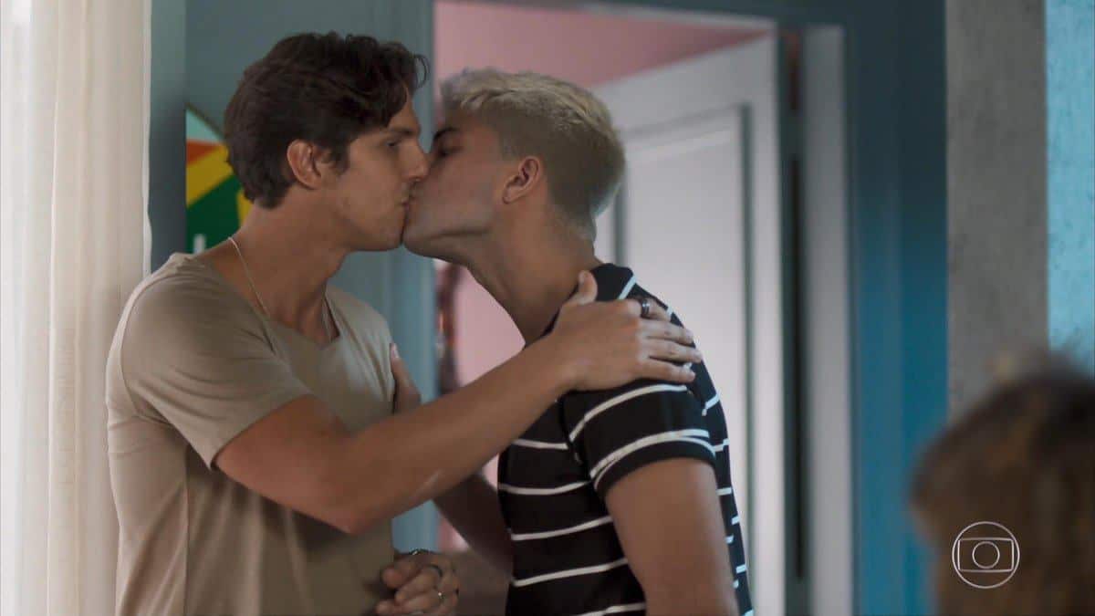 Atores de “Bom Sucesso” comemoram beijo gay