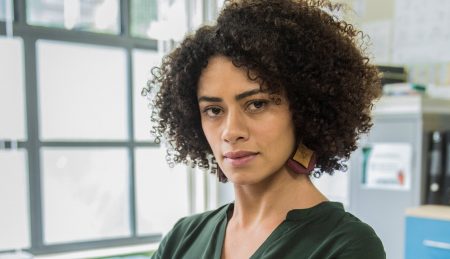 Atriz de “Malhação” posa com namorada e celebra Dia da Visibilidade Lésbica