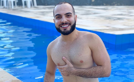 Ex-BBB Mahmoud inaugura curso de “como ser put* na cama”