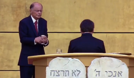 Edir Macedo unge Jair Bolsonaro e o compara a Deus durante culto