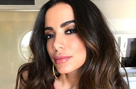 Com bumbum de fora, Anitta rebola loucamente durante show