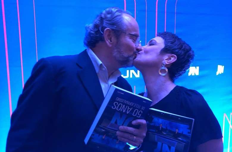 Sandra Annenberg aparece beijando Ernesto Paglia em evento